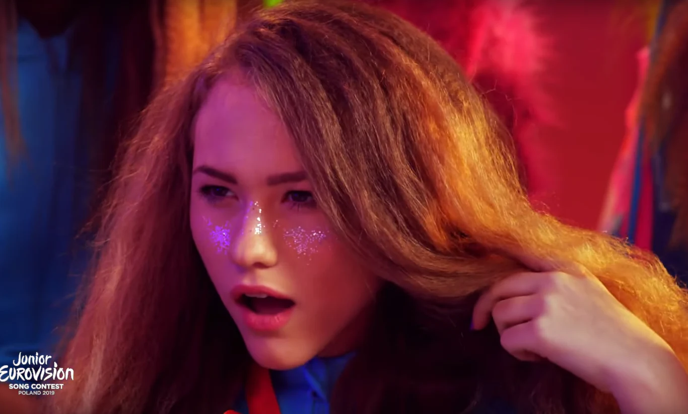 Kadr z teledysku "Życie to gra" promującego Eurowizję Junior 2019 Kadr z teledysku "Życie to gra" promującego Eurowizję Junior 2019