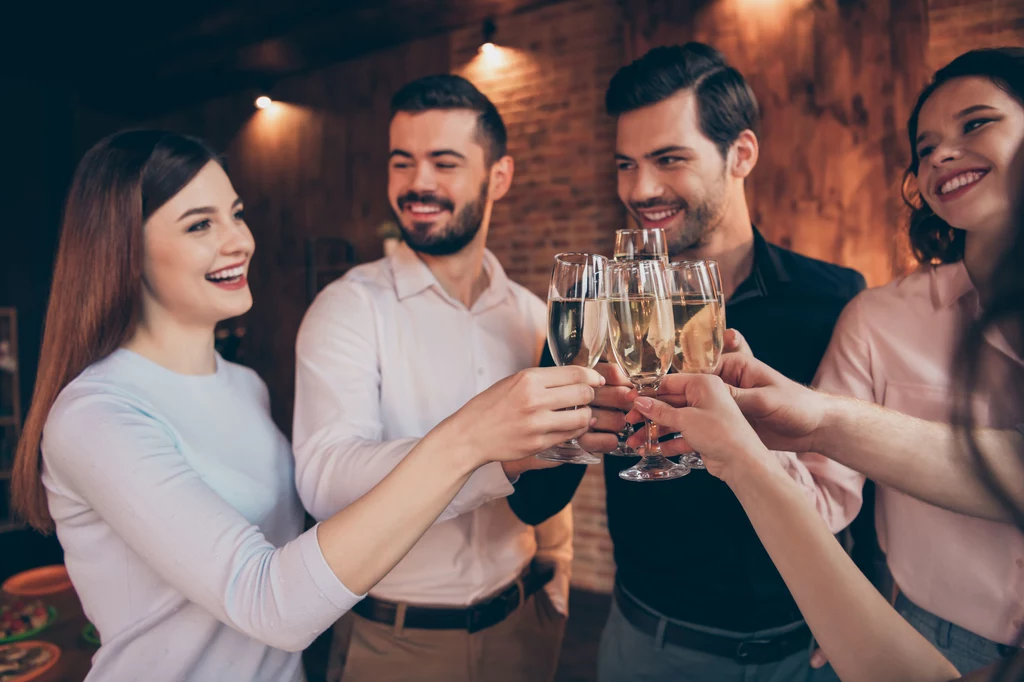 Czy alkohol i zdrady to obrazki z polskich imprez integracyjnych?