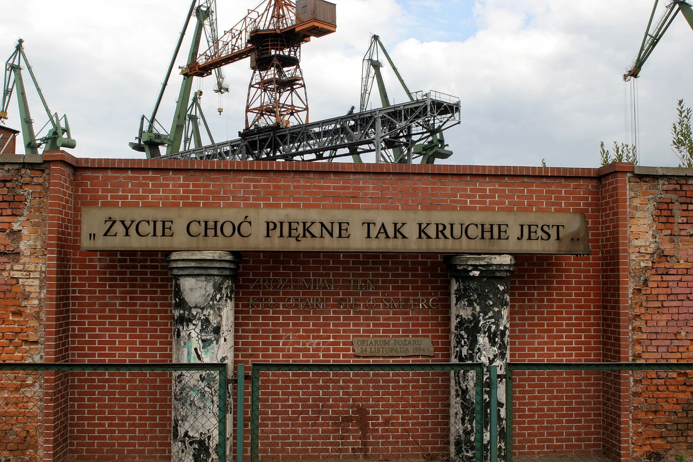 Pomnik, który stoi na miejscu spalonej hali stoczni