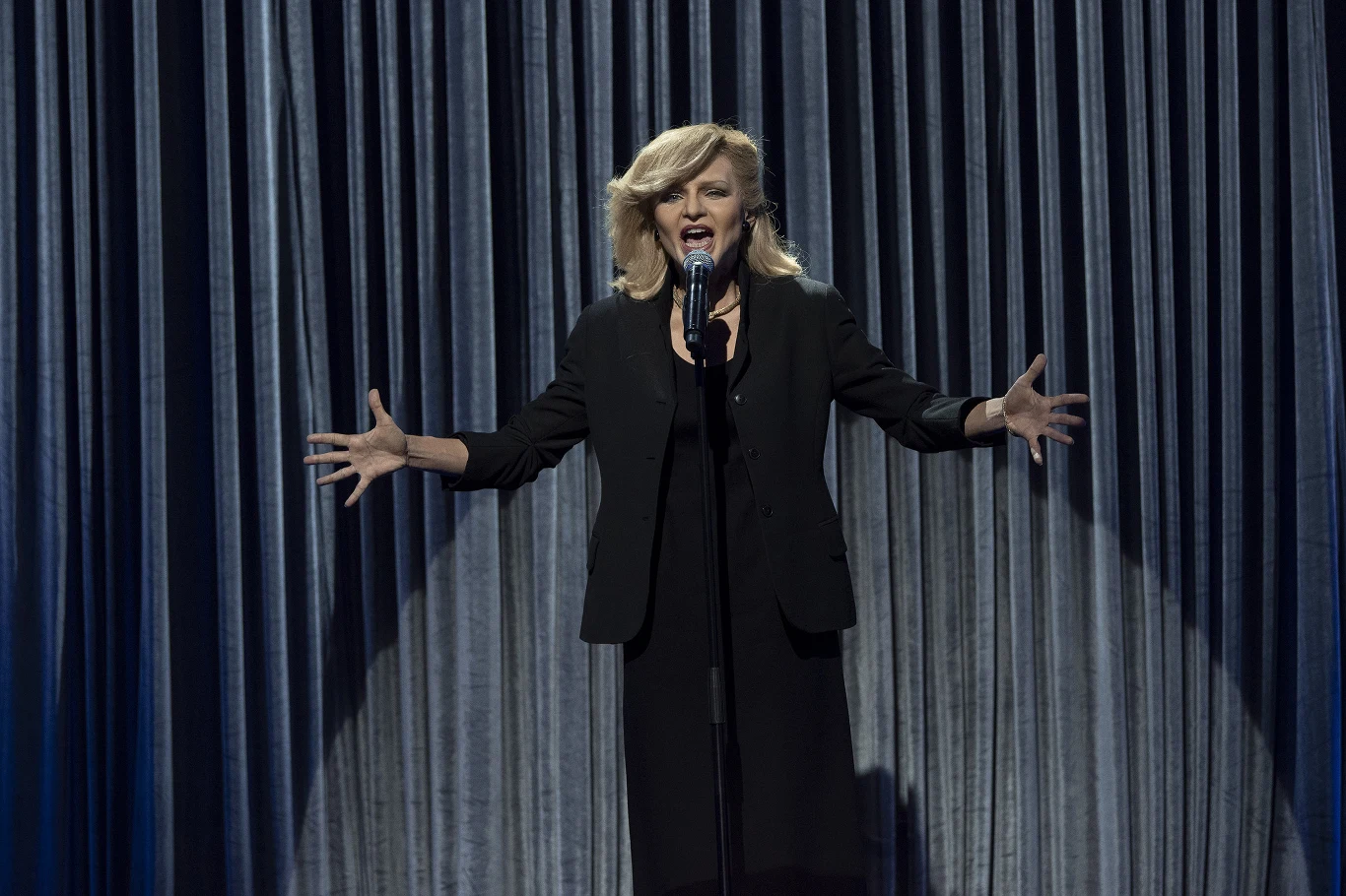 Emilia Komarnicka-Klynstra przeistoczyła się w Edytę Geppert w utworze "Jaka róża taki cierń". - Emilia, chcesz mnie zabić, żeby mi serce wypadło po prostu. Coś niebywałego, taka potęga śpiewu, potęga miłości, potęga emocji, jestem ci strasznie wdzięczny za to, co zrobiłaś, jesteś fenomenalna - ocenił Paweł Królikowski.