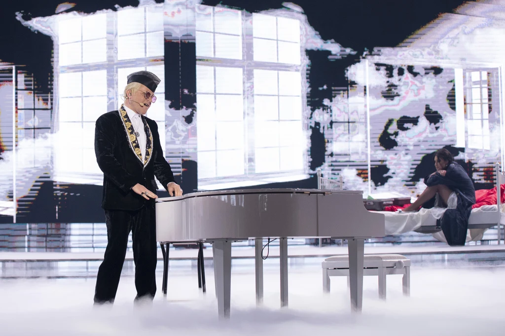 - Ten program zafundował mi olbrzymią zawodową satysfakcję - mówił przed występem Łukasz Zagrobelny. A w ostatnim wykonaniu wcielił się w Eltona Johna w utworze "Sacrifice". - To, co stworzyłeś tutaj, jest takim pięknym ukoronowaniem całej twojej cudnej pracy w tym programie - stwierdziła Katarzyna Skrzynecka. 