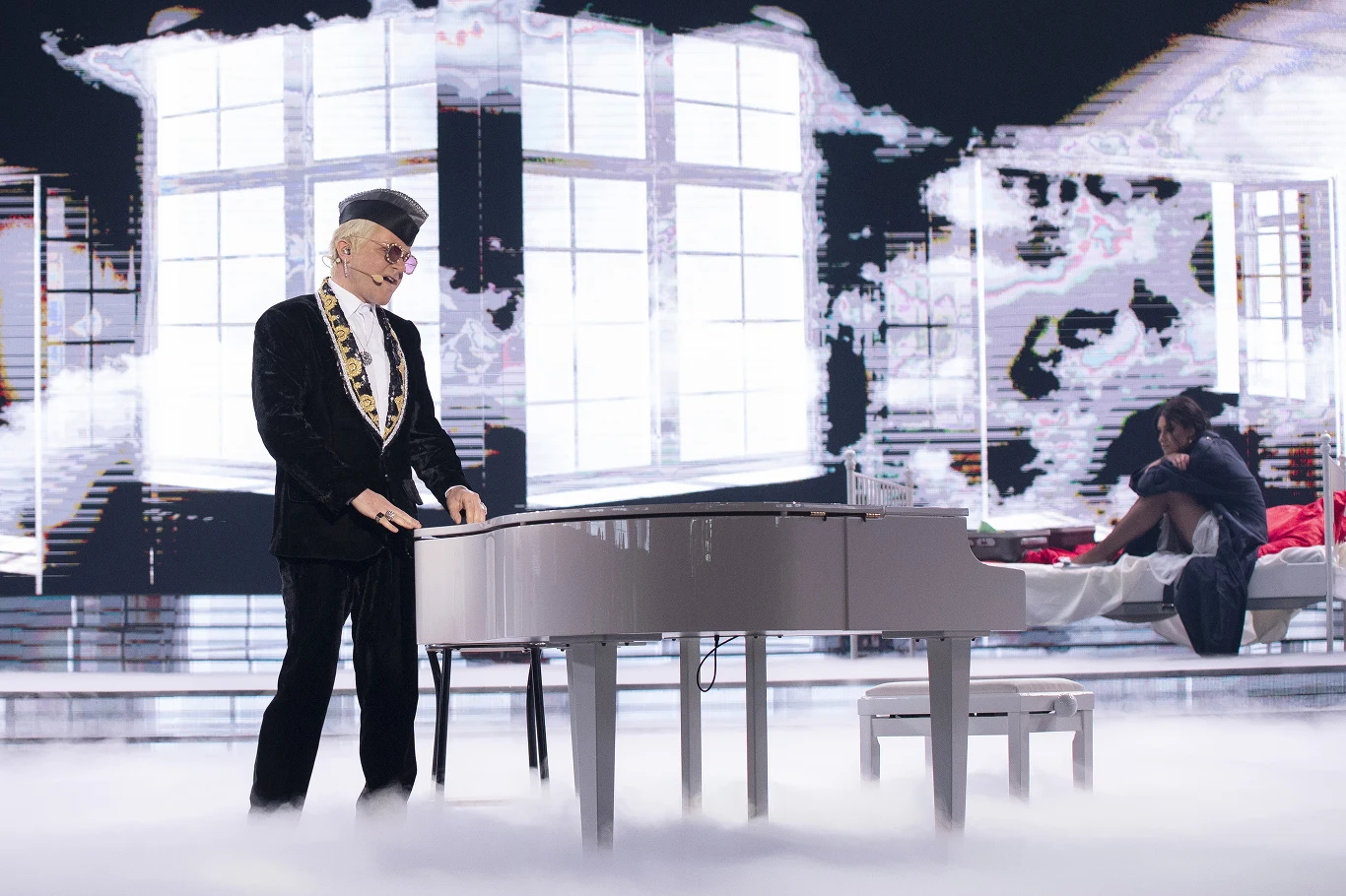 - Ten program zafundował mi olbrzymią zawodową satysfakcję - mówił przed występem Łukasz Zagrobelny. A w ostatnim wykonaniu wcielił się w Eltona Johna w utworze "Sacrifice". - To, co stworzyłeś tutaj, jest takim pięknym ukoronowaniem całej twojej cudnej pracy w tym programie - stwierdziła Katarzyna Skrzynecka. 