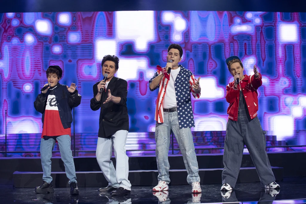 Hit lat 90. "Step By Step" zespołu New Kids On The Block zaśpiewali finaliści na rozpoczęcie 12. finału show. 