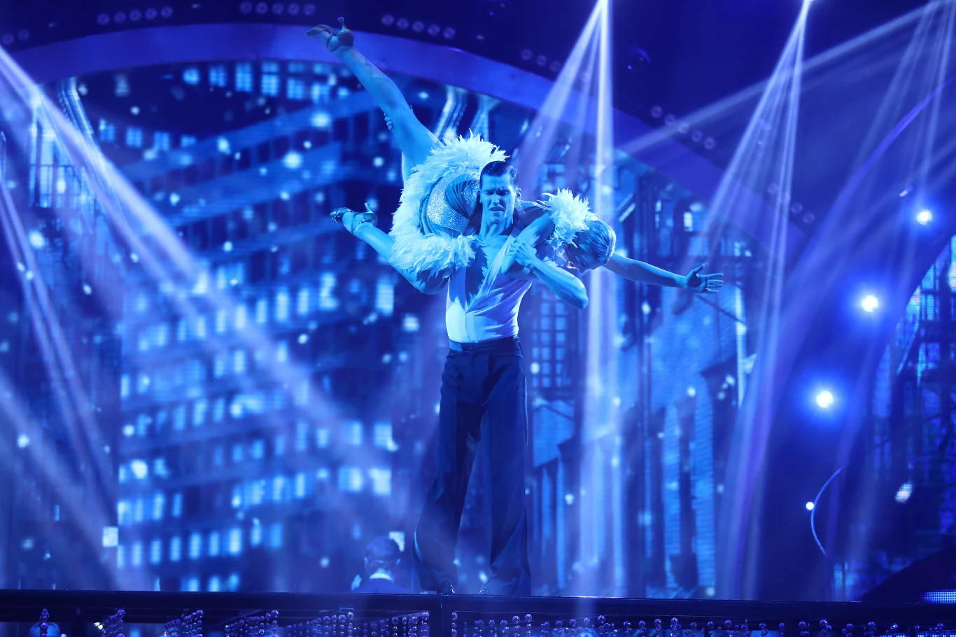 W pierwszej rundzie finaliści musieli zmierzyć się z tańcem, który dane im było wykonywać już wcześniej. Barbara Kurdej-Szatan i Jacek Jeschke postawili na emocjonalną rumbę. Wykonali ją do utworu "Kto nie kochał" Piotra Cugowskiego, który zaśpiewał... Rafał Szatan.

"Takie rzeczy na oczach swojego męża? Bardzo dobrze. Tak trzymać. Byłaś stabilna i pewna siebie - ocenił Michał Malitowski. "Ech, Szatany. No świetnie. Cały ten program w tej edycji jest świetny tanecznie i tak też jest w finale. Jesteś świetną aktorką, piosenkarką, prowadzącą i tancerką" - stwierdził Andrzej Grabowski. 