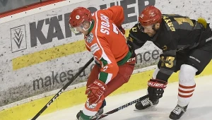 Hokeista Comarch Cracovii Kasper Bryniczka (P) i Andrzej Stojek (L) z Zagłębia Sosnowiec