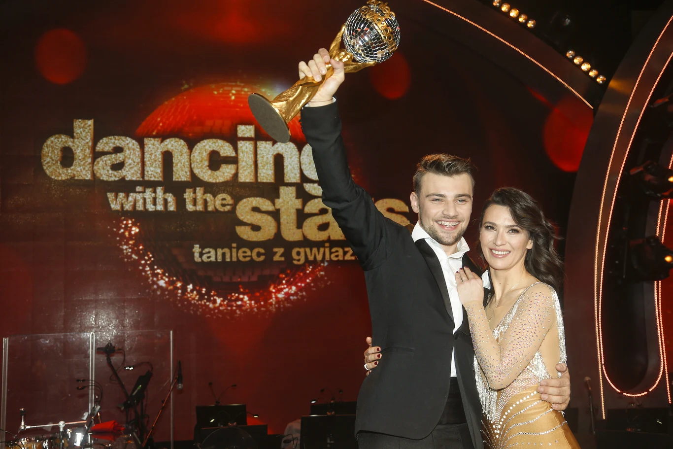 Zwycięzcami dziesiątej, jubileuszowej edycji "Tańca z Gwiazdami" zostali ostatecznie dosyć niespodziewanie Damian Kordas i Janja Lesar. Gorycz porażki musieli przełknąć faworyci, czyli Barbara Kurdej-Szatan i Jacek Jeschke. W nagrodę zwycięzcy otrzymali Kryształową Kulę, a także 100 tysięcy (uczestnik) i 50 tysięcy złotych (trenerka).