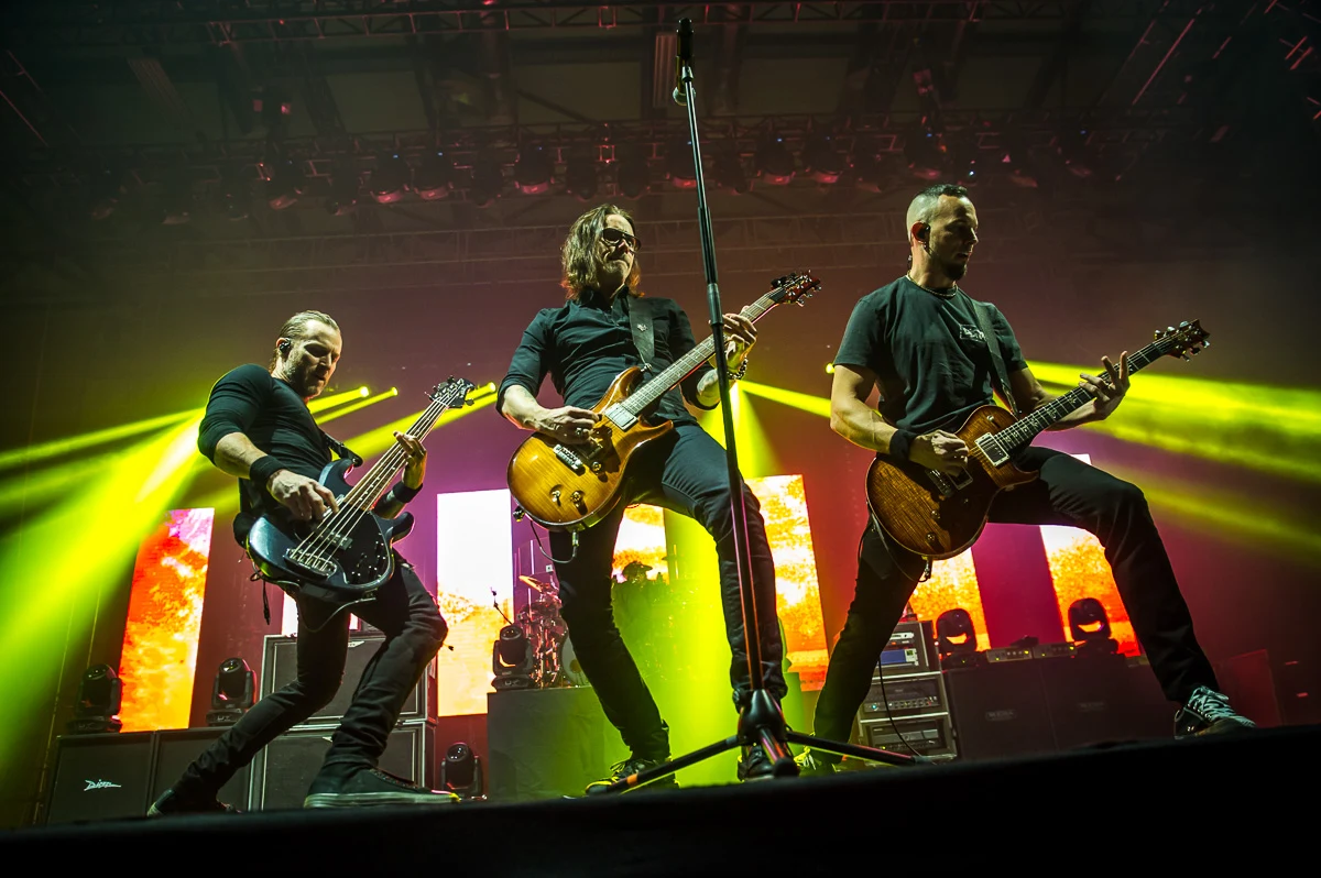 Basista Brian Marshall, wokalista i gitarzysta Myles Kennedy i gitarzysta Marc Tremonti