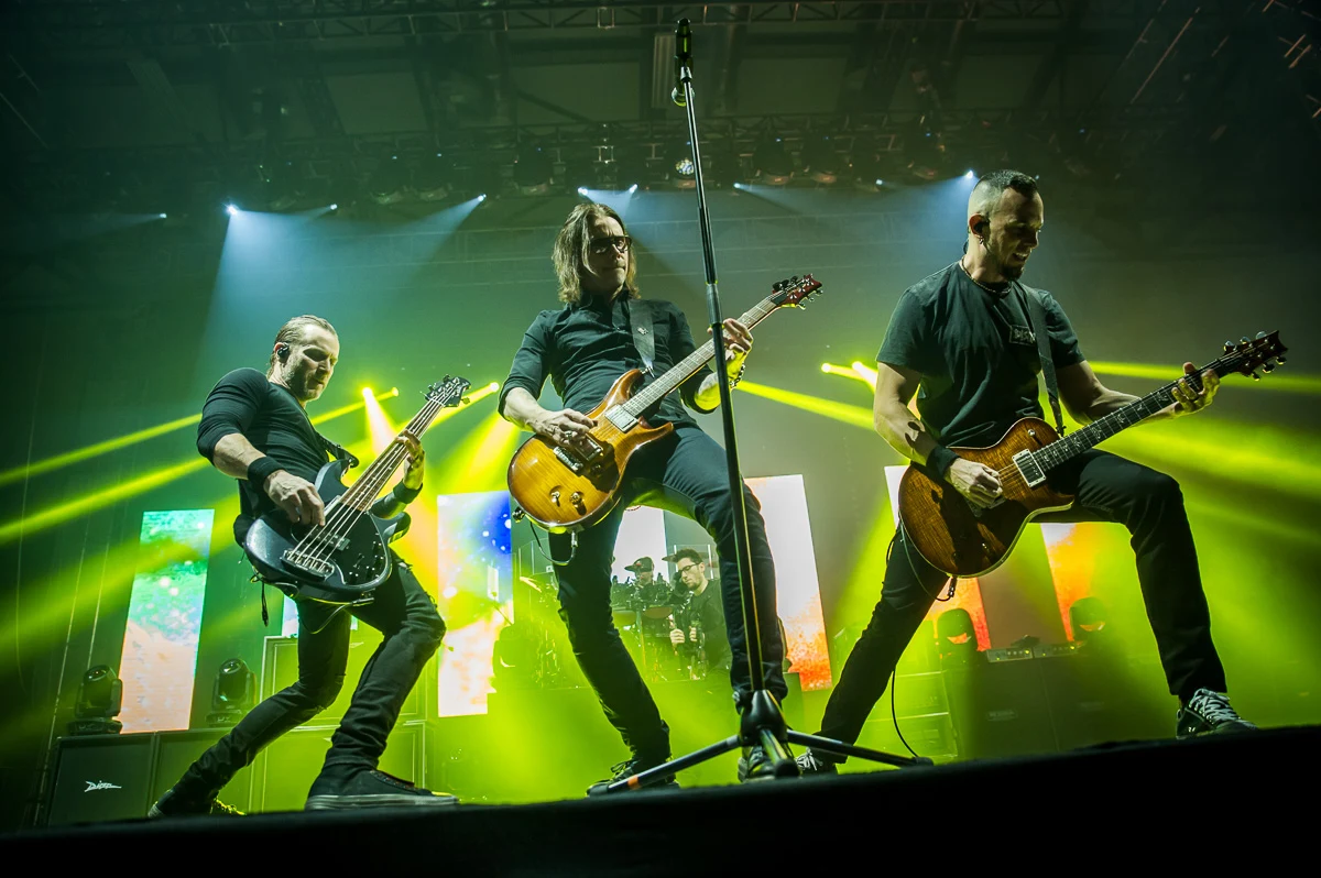 Basista Brian Marshall, wokalista i gitarzysta Myles Kennedy i gitarzysta Marc Tremonti