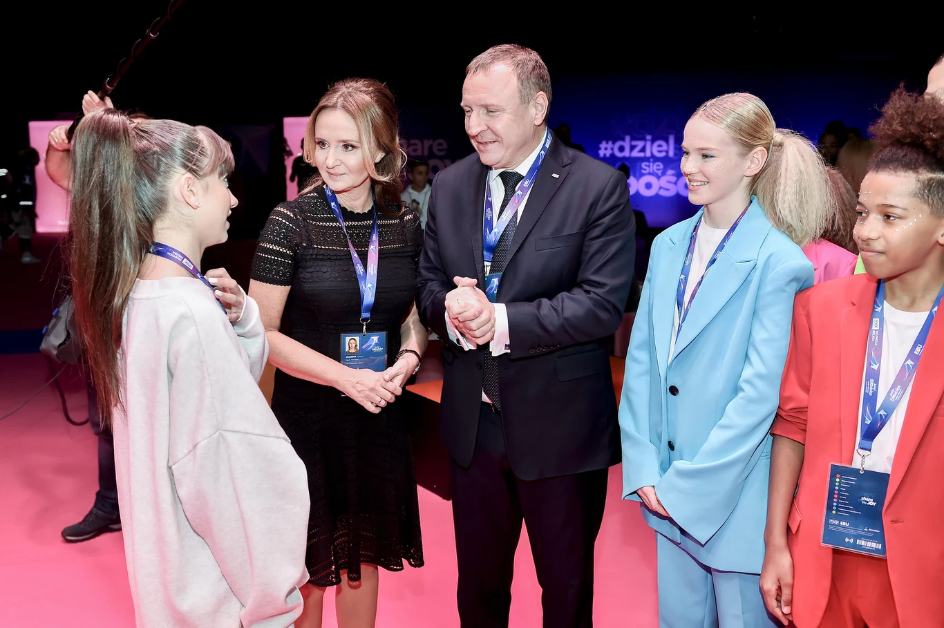 Viki Gabor wita się z Jackiem Kurskim