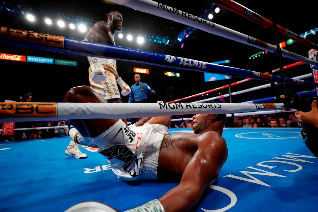 Deontay Wilder i leżący Luis Ortiz