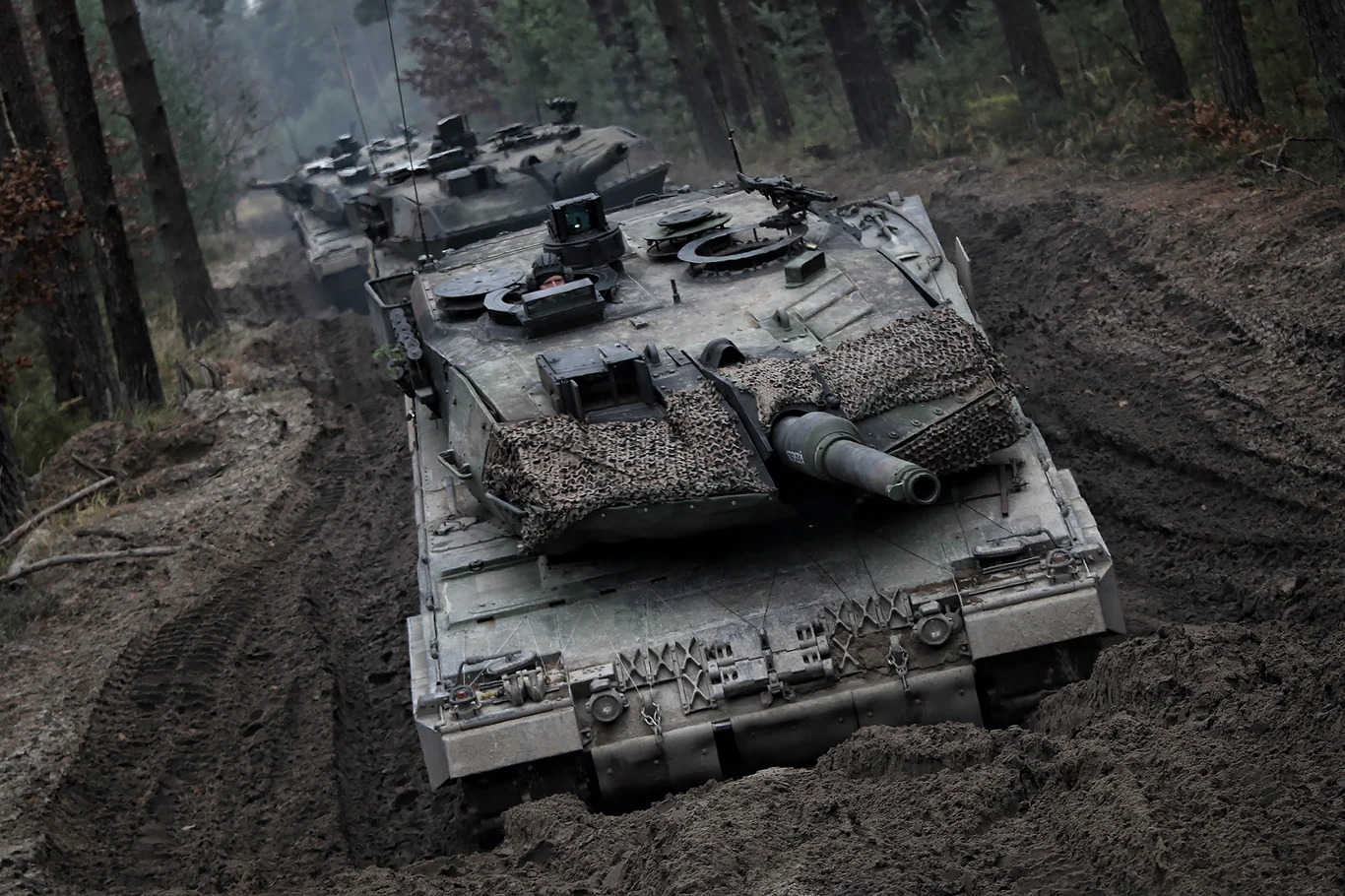 - Nie zabrakło także szkolenia taktycznego, gdzie przy wykorzystaniu środków pozoracji pola walki dokonywana była ocena poziomu wyszkolenia kompanii czołgów. Równolegle realizowane są obsługi i naprawy sprzętu wojskowego - dodaje. 