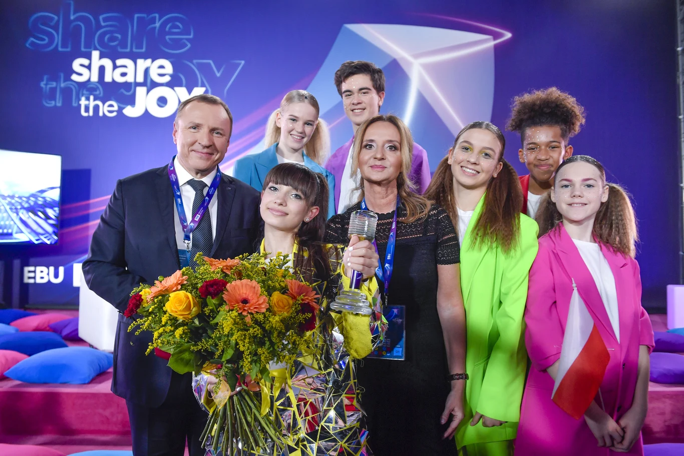 Viki Gabor ze swoją ekipą, po lewej triumfujący prezes TVP Jacek Kurski Viki Gabor ze swoją ekipą, po lewej triumfujący prezes TVP Jacek Kurski