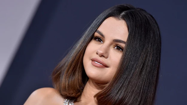 Selena Gomez przyciągała wzrok podczas gali wręczenia statuetek American Music Awards 2019. 

Młoda wokalistka zadbała o każdy szczegół swojej stylizacji. Biżuteria zdobiła szyję i dekolt amerykańskiej gwiazdy. 