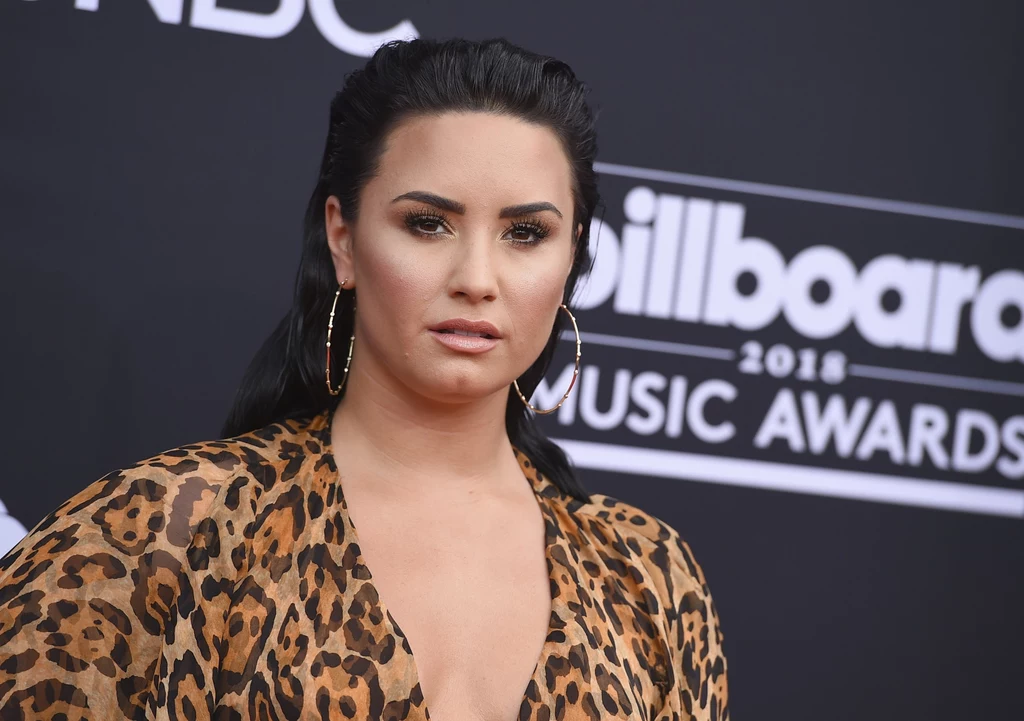 Tyle szczęścia (i pewnie rozsądku) co Jagaciak nie miała Demi Lovato. Wybitnie uzdolniona piosenkarka przed kamerą debiutowała, gdy miała 14 lat. Ogromna popularność przyszła już rok później, za sprawą produkcji Disneya pt. „Camp Rock”. Od tej pory Lovato nagrywała i koncertowała bez wytchnienia. Niestety życie prywatne młodziutkiej gwiazdy nie wyglądało różowo: bulimia, samookaleczanie, problemy z rówieśnikami, a wreszcie uzależnienie od leków i substancji psychoaktywnych. Dziś Demi jest po odwyku (trafiła na niego wskutek przedawkowania opioidów) i układa sobie życie na nowo. Niedawno ogłosiła, że spotka się z Austinem Wilsonem. Tyle szczęścia (i pewnie rozsądku) co Jagaciak nie miała Demi Lovato. Wybitnie uzdolniona piosenkarka przed kamerą debiutowała, gdy miała 14 lat. Ogromna popularność przyszła już rok później, za sprawą produkcji Disneya pt. „Camp Rock”. Od tej pory Lovato nagrywała i koncertowała bez wytchnienia. Niestety życie prywatne młodziutkiej gwiazdy nie wyglądało różowo: bulimia, samookaleczanie, problemy z rówieśnikami, a wreszcie uzależnienie od leków i substancji psychoaktywnych. Dziś Demi jest po odwyku (trafiła na niego wskutek przedawkowania opioidów) i układa sobie życie na nowo. Niedawno ogłosiła, że spotka się z Austinem Wilsonem.