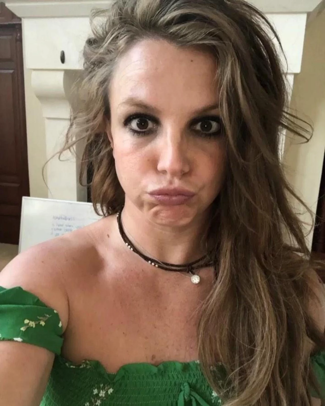 Kiedy, w 2007 roku, zdjęcia łysej Britney Spears obiegły media na całym świecie, wszyscy wydawali się bardzo zaskoczeni. Tymczasem „księżniczka muzyki pop” sama „zapracowała” sobie na załamanie nerwowe, które w jej przypadku nie powinno nikogo dziwić. Britney debiutowała jako trzynastolatka – należała do słynnego Klubu Przyjaciół Myszki Miki – wylęgarni dziecięcych gwiazd. Gdy wylansowała światowy hit pt. „… Baby One More Time” miała zaledwie 17 lat i cały świat u stóp! Wszyscy wymagali od piosenkarki kusych strojów, wyuzdanych póz i jednocześnie nienagannego prowadzenia się. W 2002 roku gwiazda rozstała się z Justinem Timberlake’m i wybierała coraz gorszych partnerów. Z Kevinem Federlinem na dwójkę dzieci. Britney od kilku lat, z lepszym lub gorszym skutkiem, próbuje stanąć na nogi, a media pieczołowicie dokumentują każde jej potknięcie… Kiedy, w 2007 roku, zdjęcia łysej Britney Spears obiegły media na całym świecie, wszyscy wydawali się bardzo zaskoczeni. Tymczasem „księżniczka muzyki pop” sama „zapracowała” sobie na załamanie nerwowe, które w jej przypadku nie powinno nikogo dziwić. Britney debiutowała jako trzynastolatka – należała do słynnego Klubu Przyjaciół Myszki Miki – wylęgarni dziecięcych gwiazd. Gdy wylansowała światowy hit pt. „… Baby One More Time” miała zaledwie 17 lat i cały świat u stóp! Wszyscy wymagali od piosenkarki kusych strojów, wyuzdanych póz i jednocześnie nienagannego prowadzenia się. W 2002 roku gwiazda rozstała się z Justinem Timberlake’m i wybierała coraz gorszych partnerów. Z Kevinem Federlinem na dwójkę dzieci. Britney od kilku lat, z lepszym lub gorszym skutkiem, próbuje stanąć na nogi, a media pieczołowicie dokumentują każde jej potknięcie…