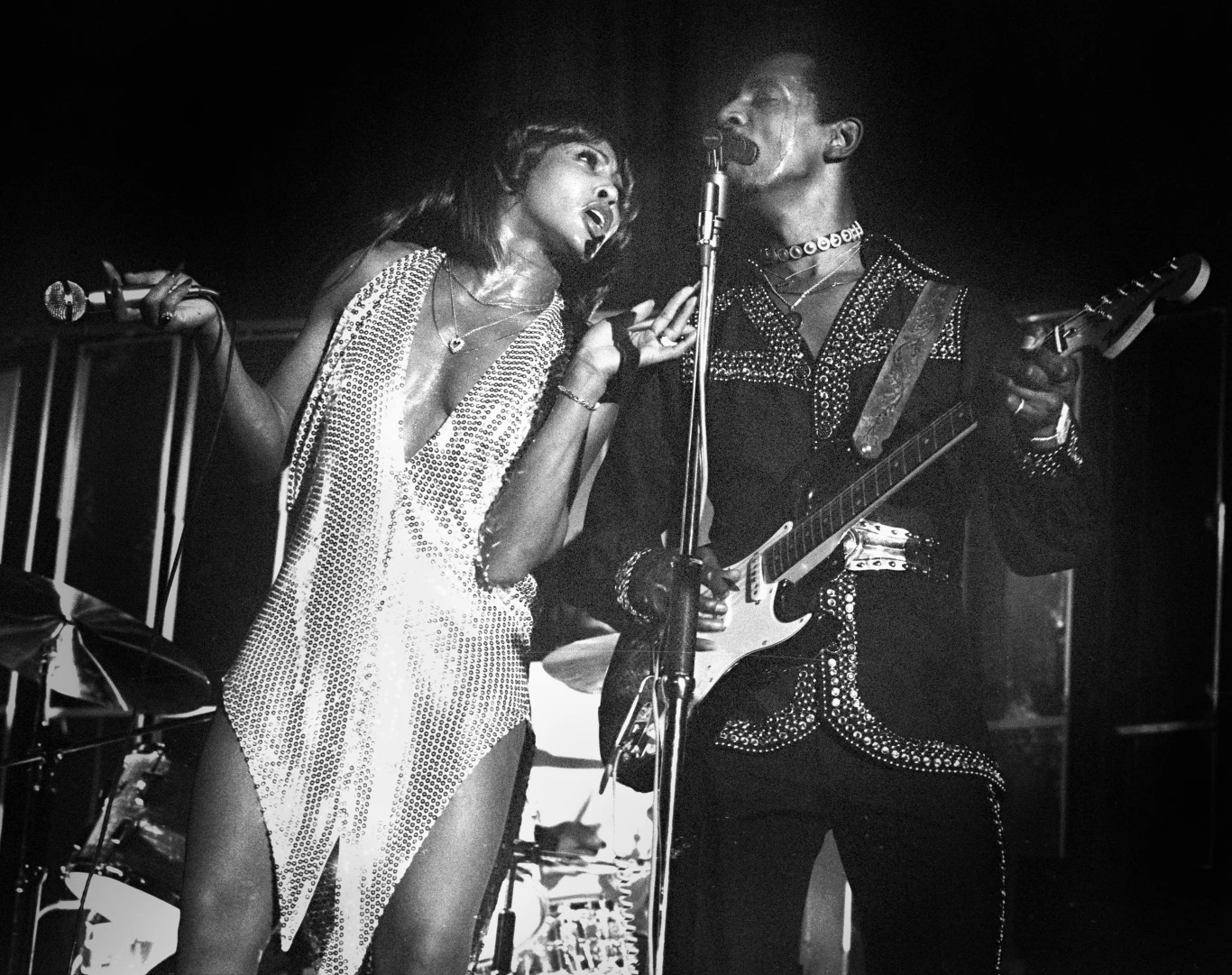 Tina karierę rozpoczęła w 1956 roku. Należała do zespołu Kings of Rhytm Ike'a Turnera (swojego przyszłego męża). Współpracowała wtedy przez chwilę z Jimim Hendrixem. Kiedy grupa została rozwiązana, Ike i Tina stworzyli duet. Zostali małżeństwem w 1962 roku. To właśnie Ike wymyślił jej pseudonim - Tina Turner. Naprawdę nazywa się Anna Mae Bullock. Związek Ike’a i Tiny rozpadł się po 16 latach. Powodem było uzależnienie mężczyzny od narkotyków i alkoholu, a także przemoc wobec żony. 