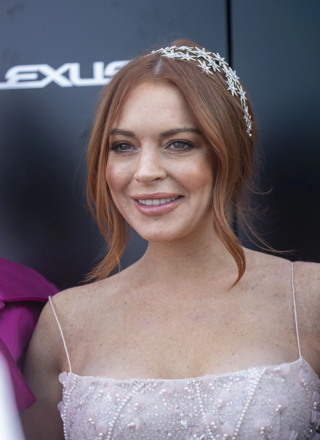 Lindsay Lohan to dla niektórych synonim upadłej dziecięcej gwiazdy. Aktorka karierę zaczęła, gdy miała… trzy latka. Brała udział w reklamach telewizyjnych i castingach, a popularność zdobyła dzięki filmowi „Nie wierzcie bliźniaczkom” z 1998 roku. Od tej pory regularnie pojawiała się w produkcjach dla dzieci i młodzieży. Jej role w „Zakręconym piątku”, „Wrednych dziewczynach” czy „Garbi – Super bryka” zostały nagrodzone przez krytyków i świetnie przyjęte przez widzów. Niestety, Lohan rzuciła się w wir romansów z hollywoodzkimi, często dużo starszymi, bad boy’ami (wśród nich byli m.in. Collin Farrel, Benicio Del Toro czy Jude Law) i zaczęła pić na potęgę. Kilkukrotnie trafiała do klinik odwykowych, zaczęła eksperymentować z zabiegami medycyny estetycznej, została też skazana prawomocnym wyrokiem. Nic dziwnego, że już prawie wcale nie pojawia się na ekranie. Lindsay Lohan to dla niektórych synonim upadłej dziecięcej gwiazdy. Aktorka karierę zaczęła, gdy miała… trzy latka. Brała udział w reklamach telewizyjnych i castingach, a popularność zdobyła dzięki filmowi „Nie wierzcie bliźniaczkom” z 1998 roku. Od tej pory regularnie pojawiała się w produkcjach dla dzieci i młodzieży. Jej role w „Zakręconym piątku”, „Wrednych dziewczynach” czy „Garbi – Super bryka” zostały nagrodzone przez krytyków i świetnie przyjęte przez widzów. Niestety, Lohan rzuciła się w wir romansów z hollywoodzkimi, często dużo starszymi, bad boy’ami (wśród nich byli m.in. Collin Farrel, Benicio Del Toro czy Jude Law) i zaczęła pić na potęgę. Kilkukrotnie trafiała do klinik odwykowych, zaczęła eksperymentować z zabiegami medycyny estetycznej, została też skazana prawomocnym wyrokiem. Nic dziwnego, że już prawie wcale nie pojawia się na ekranie.