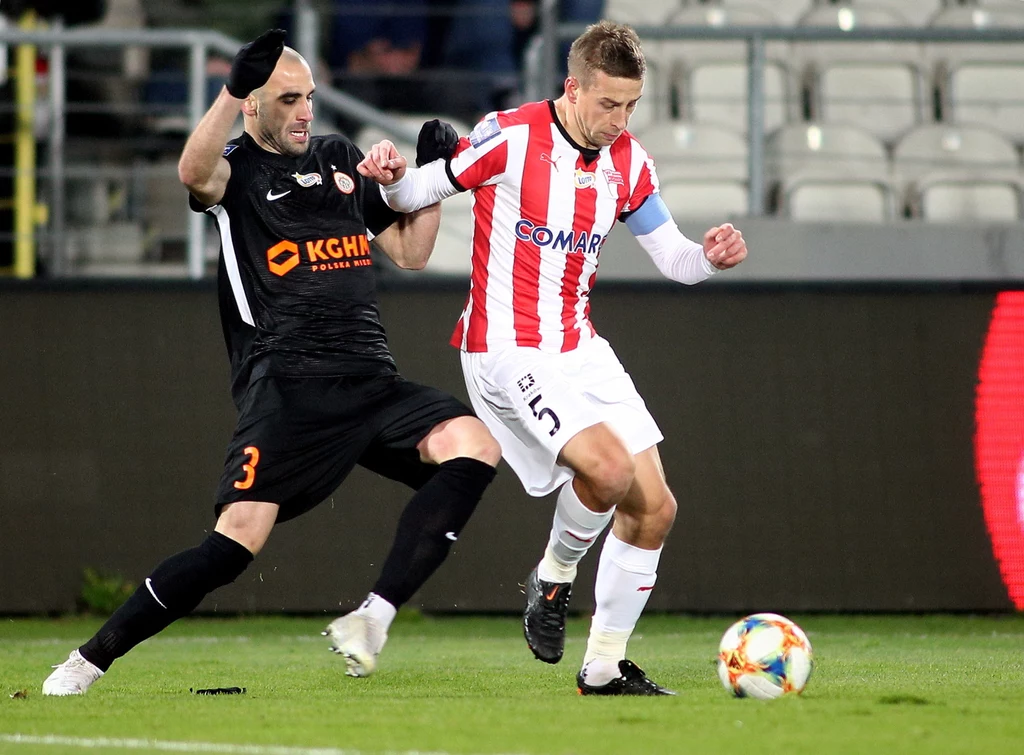 Zawodnik Cracovii Janusz Gol (P) i Sasza Balić (L) z KGHM Zagłębia Lubin, podczas meczu 16. kolejki piłkarskiej Ekstraklasy, Zawodnik Cracovii Janusz Gol (P) i Sasza Balić (L) z KGHM Zagłębia Lubin, podczas meczu 16. kolejki piłkarskiej Ekstraklasy,