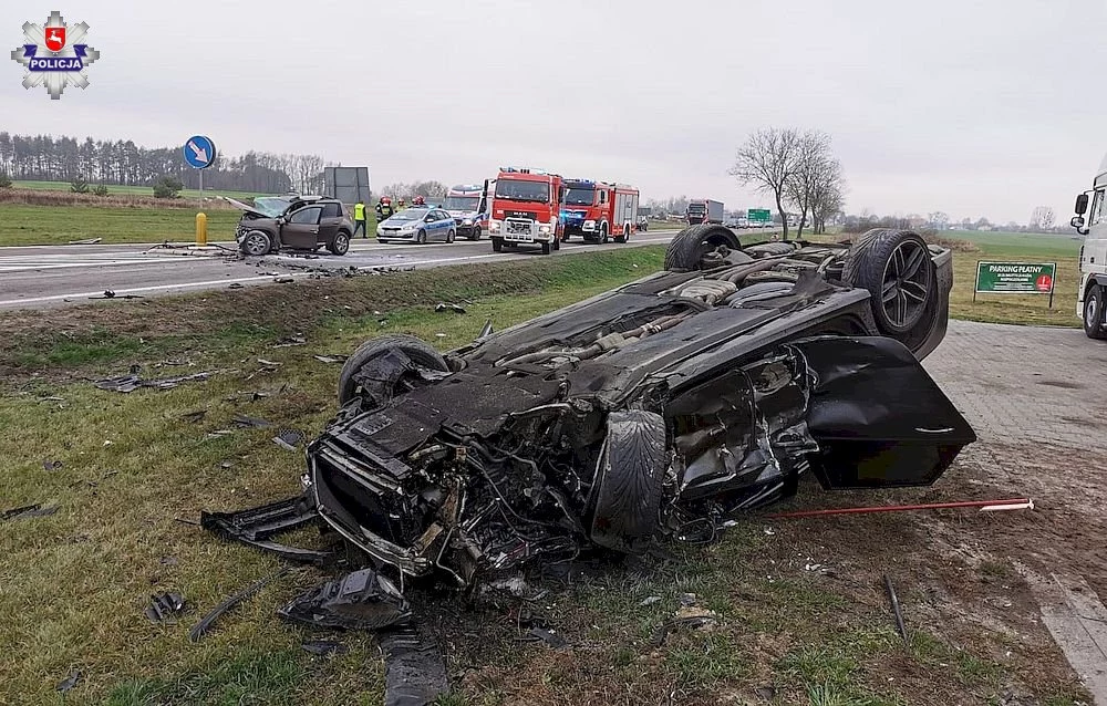 Audi po wypadku wylądowało na dachu