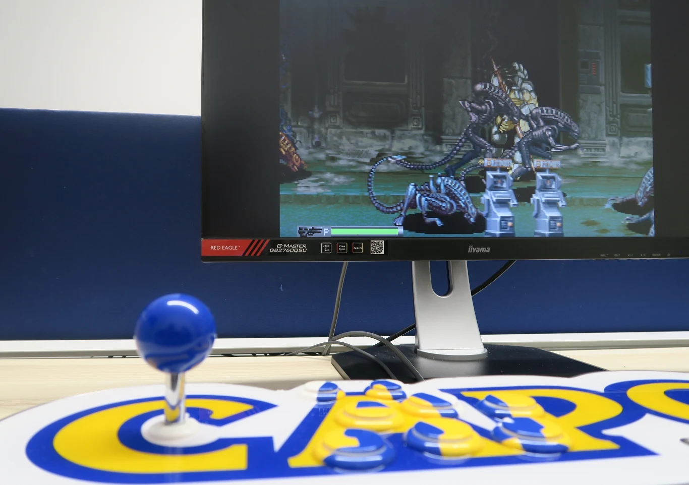 Jak wypadają preinstalowne gry? Na pochwałę zasługuje domowy debiut chodzonej bijatyki Alien Vs. Predator – jeszcze nigdy oficjalnie nie mogliśmy zgrać w ten tytuł poza automatami. Pozostałe pozycje to pakiet bijatyk 1 na 1, strzelanek, gier tak naprawdę dla jednej osoby (Ghouls 'N Ghosts i Strider) lub gra logiczno-zręcznościowa Super Puzzle Fighter II Turbo. To niezła mieszanka tytułów, chociaż brakuje kilku pozycji, a sama liczba – 16 gier – to nadal mniej niż oferują inne konsolki. Jak wypadają preinstalowne gry? Na pochwałę zasługuje domowy debiut chodzonej bijatyki Alien Vs. Predator – jeszcze nigdy oficjalnie nie mogliśmy zgrać w ten tytuł poza automatami. Pozostałe pozycje to pakiet bijatyk 1 na 1, strzelanek, gier tak naprawdę dla jednej osoby (Ghouls 'N Ghosts i Strider) lub gra logiczno-zręcznościowa Super Puzzle Fighter II Turbo. To niezła mieszanka tytułów, chociaż brakuje kilku pozycji, a sama liczba – 16 gier – to nadal mniej niż oferują inne konsolki.