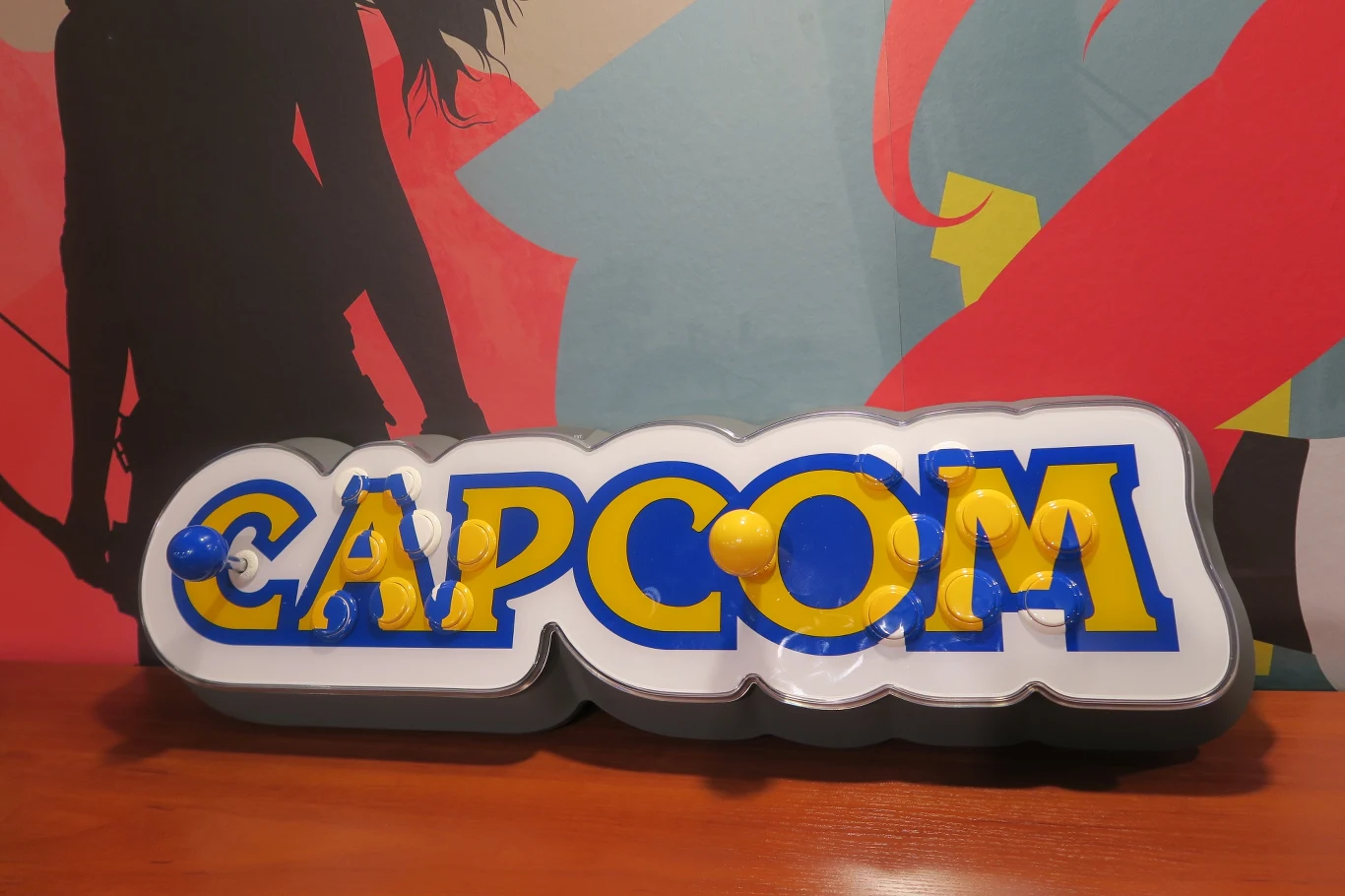 Capcom Home Arcade to połączenie konsoli takiej jak Nintendo Classic Mini czy SEGA Mega Drive mini z kontrolerem typu arcade stick (odpowiednik kontrolera z automatów – z gałką i osobnymi przyciskami). Sprzęt podłączamy do telewizora lub monitora, włączamy i momentalnie możemy przenieść się do lat 90., kiedy automaty z bijatykami i strzelankami królowały na każdym rogu. Capcom Home Arcade to połączenie konsoli takiej jak Nintendo Classic Mini czy SEGA Mega Drive mini z kontrolerem typu arcade stick (odpowiednik kontrolera z automatów – z gałką i osobnymi przyciskami). Sprzęt podłączamy do telewizora lub monitora, włączamy i momentalnie możemy przenieść się do lat 90., kiedy automaty z bijatykami i strzelankami królowały na każdym rogu.