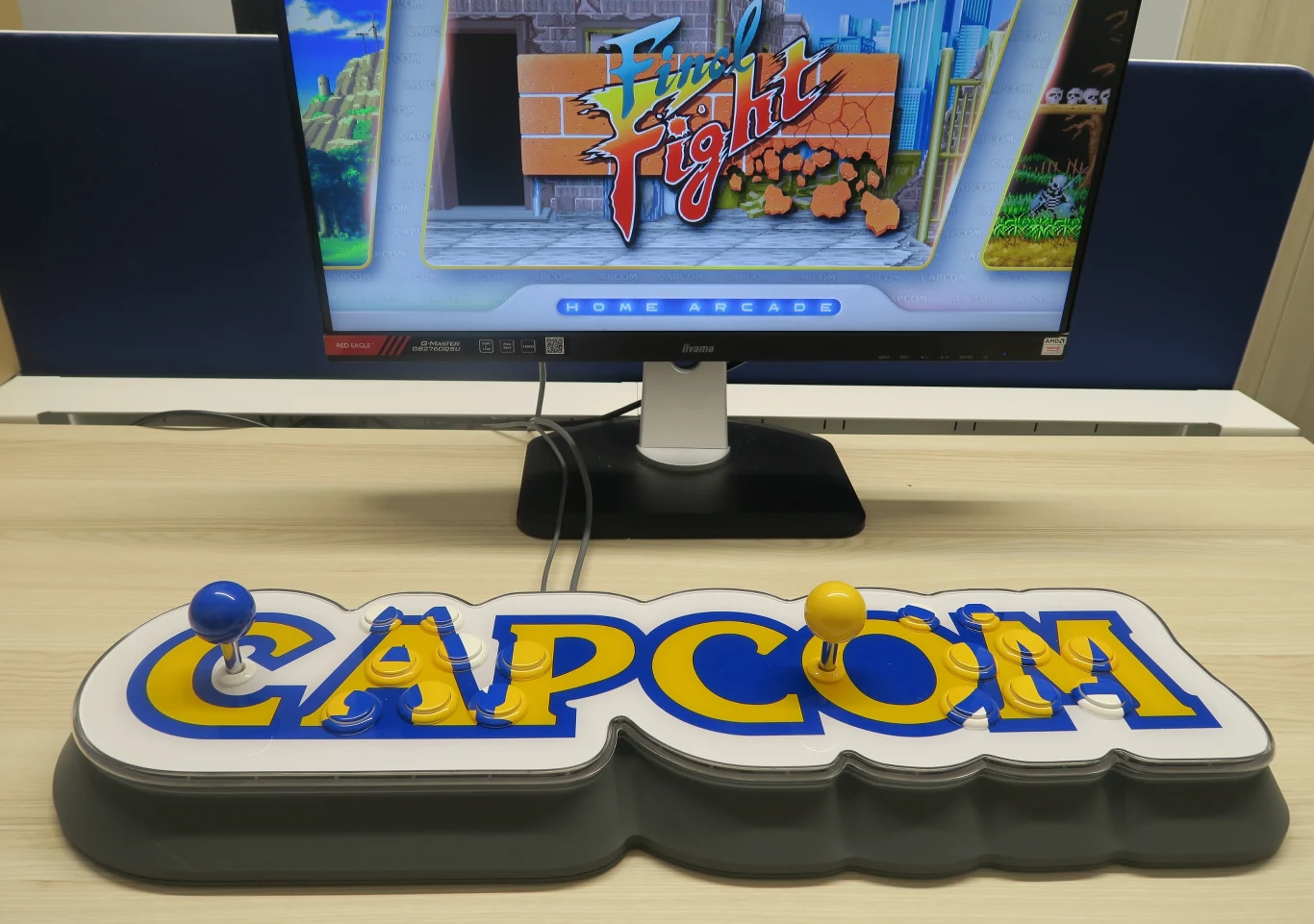 Capcom Home Arcade to naszym zdaniem najlepsze oficjalnie dostępne w Polsce urządzenie naśladujące najlepsze czasy automatów. To także w pełni legalne źródło powrotu do tamtych lat, bez konieczności pobierania ROM-ów z sieci, korzystania z niedokładnych emulatorów oraz chińskich kontrolerów, które popsują się po intensywnej partyjce na dwóch graczy. Capcom Home Arcade to naszym zdaniem najlepsze oficjalnie dostępne w Polsce urządzenie naśladujące najlepsze czasy automatów. To także w pełni legalne źródło powrotu do tamtych lat, bez konieczności pobierania ROM-ów z sieci, korzystania z niedokładnych emulatorów oraz chińskich kontrolerów, które popsują się po intensywnej partyjce na dwóch graczy.