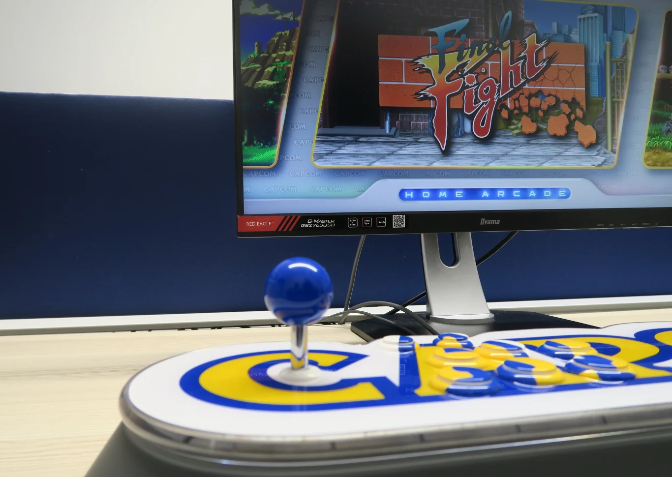Inżynierowie odpowiedzialny za projektowanie Capcom Home Arcade skorzystali z joysticków i przycisków firmy Sanawa. To wyższa półka komponentów używanych do budowy urządzeń arcade. Gra się na nich doskonale. Samo urządzenie, za sprawą gumowego wykończenia, nie ślizga się po powierzchni. Możemy również grać na nim po położeniu go na kolanach. W pudełku znajdziemy kabel HDMI i kabel mirco-USB wraz z adapterem (oba długości 2,5 m). Inżynierowie odpowiedzialny za projektowanie Capcom Home Arcade skorzystali z joysticków i przycisków firmy Sanawa. To wyższa półka komponentów używanych do budowy urządzeń arcade. Gra się na nich doskonale. Samo urządzenie, za sprawą gumowego wykończenia, nie ślizga się po powierzchni. Możemy również grać na nim po położeniu go na kolanach. W pudełku znajdziemy kabel HDMI i kabel mirco-USB wraz z adapterem (oba długości 2,5 m).
