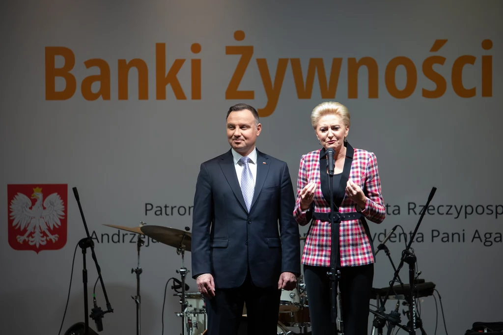 Agata Kornhauser-Duda od jakiegoś czasu jest wierna uczesaniu włosów do tyłu. To wysmukla owal twarzy i świetnie sprawdza się przy zdjęciach, co w przypadku pierwszej damy ma ogromne znaczenie (grzywka nie zasłania oczu i nie rzuca cienia). Agata Kornhauser-Duda od jakiegoś czasu jest wierna uczesaniu włosów do tyłu. To wysmukla owal twarzy i świetnie sprawdza się przy zdjęciach, co w przypadku pierwszej damy ma ogromne znaczenie (grzywka nie zasłania oczu i nie rzuca cienia).