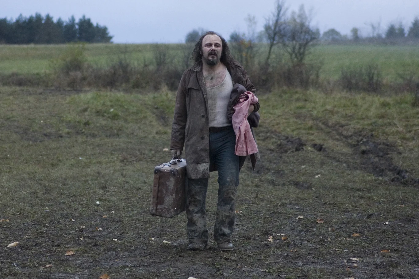 "Dom zły" jest thrillerem. Jednak wydaje się, że reżysera niezbyt interesuje rozwiązanie kryminalnej zagadki, którą próbuje też rozwikłać widz (co naprawdę wydarzyło się ponad trzy lata temu w domu Dziabasów?). Emocjonowanie się odpowiedzią na pytanie "kto zabił?" z pewnością sprzyja wartkiemu seansowi, jednak sens "Domu złego" zdaje się leżeć gdzie indziej. W rozbiciu filmu na pół - Smarzowski opowiada nam równolegle dwa wydarzenia: spotkanie zootechnika Środonia z małżeństwem Dziabasów i późniejszą milicyjną rekonstrukcję zdarzeń, do których doszło trzy lata wcześniej - dostrzegam nie tylko wspaniały potencjał narracyjny, ale też wyjątkową metaforyczną pojemność. Błotnista jesień 1978 (błoto w tym filmie jest totalne) kontra mroźna zima 1982 . I tylko wódka nieprzerwanie leje się strumieniami - Tomasz Bielenia pisał w recenzji dla Interii.