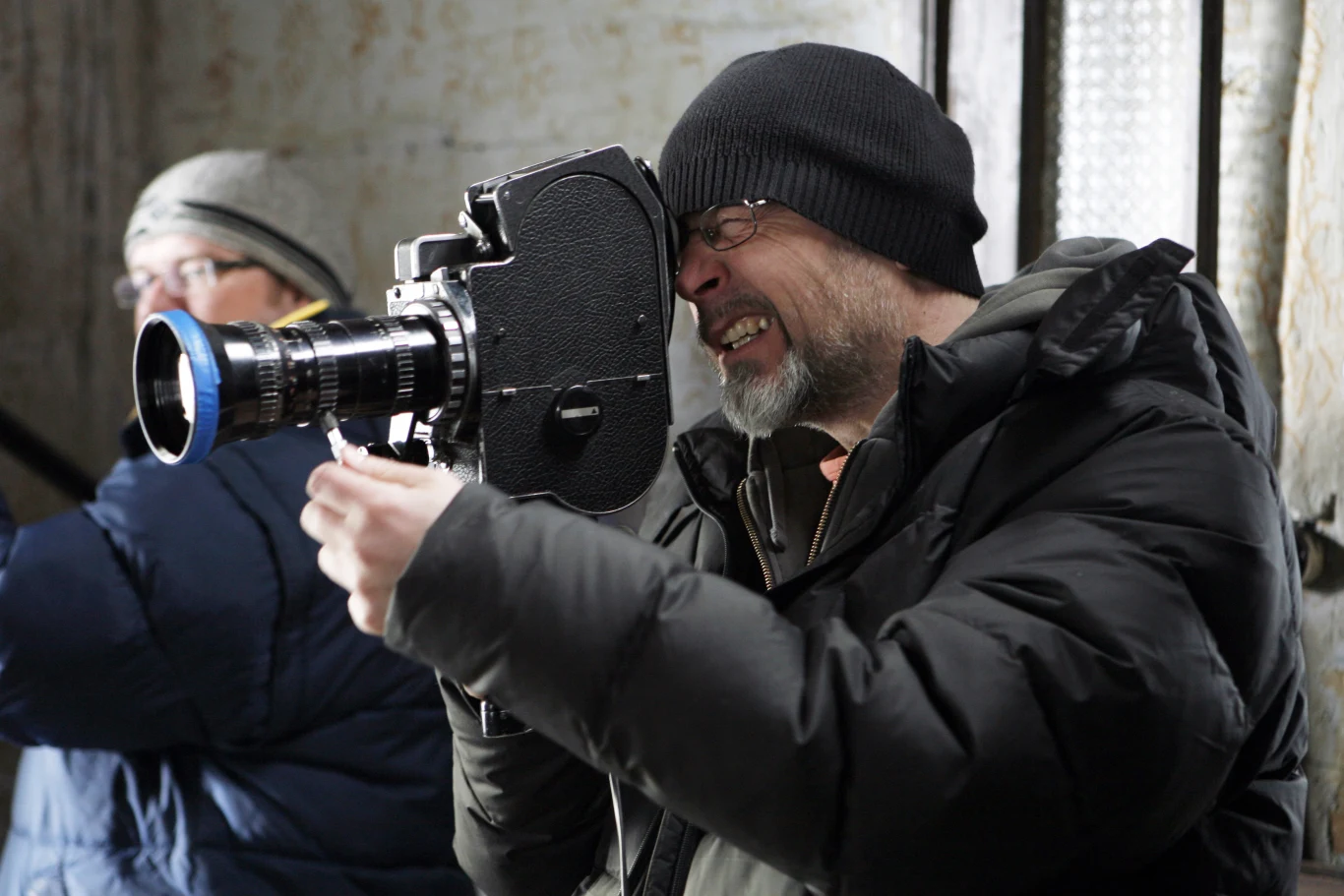 "Dom zły" uhonorowano Złotymi Taśmami - nagrodą, przyznawaną przez polskich krytyków filmowych. Smarzowski przyznał, że w tym filmie najbardziej może podobać się to, "że on nie jest do podobania".

Filmoznawca prof. Andrzej Werner przyznał w komentarzu, że gdy krytycy naradzali się, za jaki polski obraz przyznać nagrodę, "Dom zły" "budził kontrowersje".

"Nie było wątpliwości, że jest to film wspaniale zrobiony, bogaty jako wizja. Jednak stopień kondensacji zła oraz chęci dostrzeżenia tego zła był w nim tak duży, że niekiedy budził opory" - opowiadał profesor.