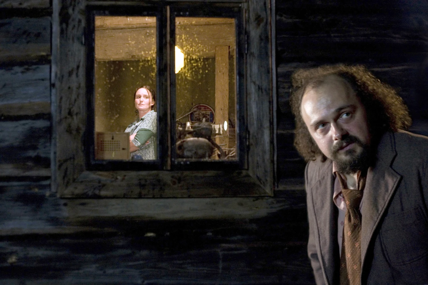 "Dom zły"  opowiada historię o prowadzonym w 1982 r. milicyjnym śledztwie w sprawie brutalnego morderstwa popełnionego kilka lat wcześniej w jednej z chałup w odległym zakątku Bieszczad. Ciąg dramatycznych zdarzeń rozpoczyna się, gdy zatrudniony w pobliskim PGR zootechnik Edward Środoń trafia do domu małżeństwa Dziabasów. Zakrapiane alkoholem spotkanie kończy się tragedią.

"Niełatwy w odbiorze, ale niewątpliwie wybitny" - to opinia krytyki o nowym filmie Wojciecha Smarzowskiego. "Smarzowski ukazał rzeczywistość stanu wojennego z szokującym naturalizmem. Zobaczyliśmy zapomniany świat PGR-ów, bezrobocia, biedy, pijaństwa" - ocenił krytyk Andrzej Bukowiecki.