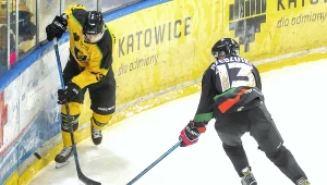 Hokeista GKS-u Katowice Tuukka Rajamaki (z lewej) i Jarosław Rzeszutko z GKS-u Tychy