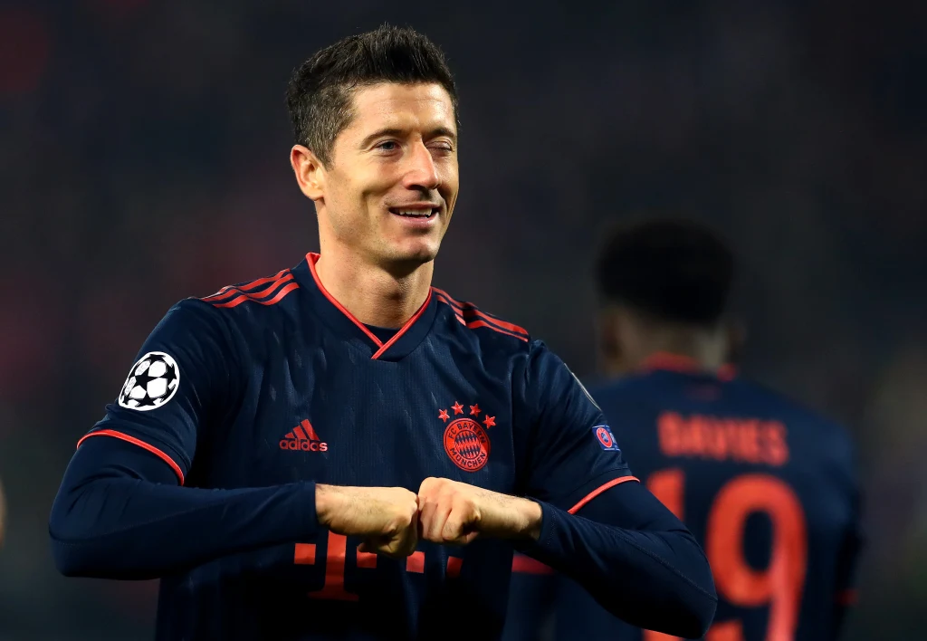 Robert Lewandowski cieszy się ze zdobytej bramki