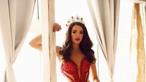 Tę czerwoną suknię projektu Patrycji Kujawy Olga Buława również zabiera na wybory Miss Universe 2019.

Fot. Anna Szubert