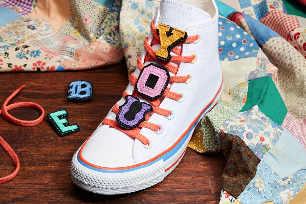 W modelu Chuck Taylor All Star Millie zdecydowała się na klasyczną czerń i biel, ale dzięki kolorowym dziurkom na sznurówki i zwariowanym akcentom na bokach podeszwy buty nabierają uroku i stają się jedyne w swoim rodzaju. W modelu Chuck Taylor All Star Millie zdecydowała się na klasyczną czerń i biel, ale dzięki kolorowym dziurkom na sznurówki i zwariowanym akcentom na bokach podeszwy buty nabierają uroku i stają się jedyne w swoim rodzaju.