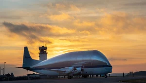 Ogromny samolot Super Guppy dostarczył kapsułę kosmiczną dla NASA