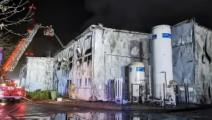 Zniszczenia po pożarze hali zakładu produkującego meble w Turku