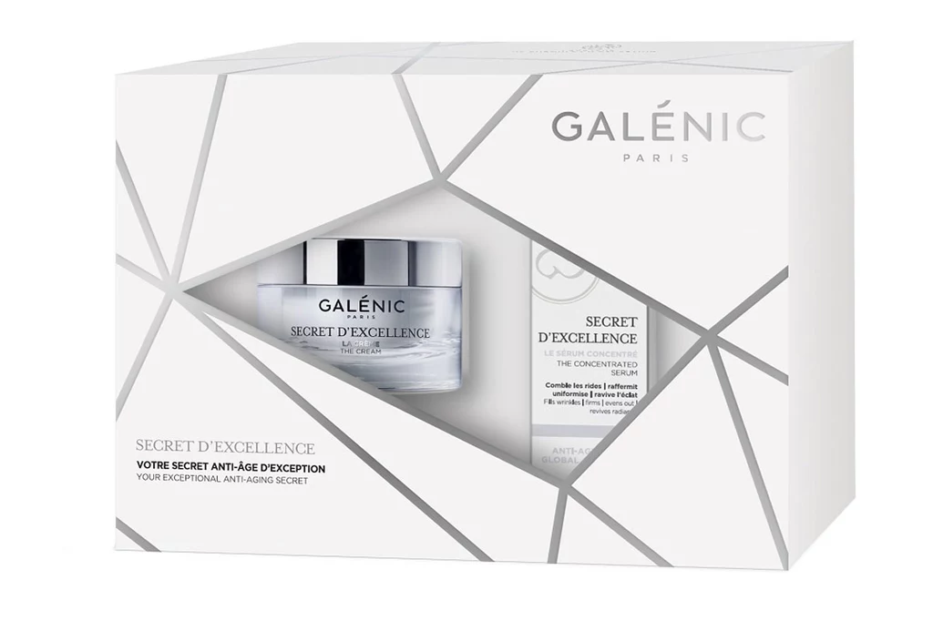 Zestaw Secret D’excellence – w skład zestawu wchodzi Krem dla skóry normalnej 50 ml i Serum dla skóry normalnej 10 ml. Krem o wszechstronnym działaniu przeciwstarzeniowym, który wygładza zmarszczki, nawilża skórę, ujednolica koloryt, nadaje cerze blasku i wyrównuje jej powierzchnię. Dzięki codziennemu stosowaniu cera nabiera młodzieńczego wyglądu. Stopniowo przenika do wnętrza skóry, rozpraszając w niej drogocenne komórki, tzw. „kryształy białego złota” algi śnieżnej, o silnym działaniu przeciwstarzeniowym i witalizującym, redukujące oznaki upływu czasu. Wygładza zmarszczki, nawilża, przywraca gęstość i wyrównuje strukturę skóry. W wyniku stosowania skóra promienieje. Serum zawiera najwyższe stężenia składników aktywnych w linii. To rozwiązanie dla kobiet szukających uniwersalnej, kompletnej pielęgnacji przeciwstarzeniowej, która łączy naukę z najwyższą przyjemnością. Inspiracją do stworzenia produktu zapewniającego kompletną pielęgnację przeciwstarzeniową był gen Klotho, zwany genem długowieczności. Zmusza on komórki do postu, dzięki czemu mogą one znowu wytwarzać substancje odpowiedzialne za młodość skóry. Cena: 319 zł. Zestaw Secret D’excellence – w skład zestawu wchodzi Krem dla skóry normalnej 50 ml i Serum dla skóry normalnej 10 ml. Krem o wszechstronnym działaniu przeciwstarzeniowym, który wygładza zmarszczki, nawilża skórę, ujednolica koloryt, nadaje cerze blasku i wyrównuje jej powierzchnię. Dzięki codziennemu stosowaniu cera nabiera młodzieńczego wyglądu. Stopniowo przenika do wnętrza skóry, rozpraszając w niej drogocenne komórki, tzw. „kryształy białego złota” algi śnieżnej, o silnym działaniu przeciwstarzeniowym i witalizującym, redukujące oznaki upływu czasu. Wygładza zmarszczki, nawilża, przywraca gęstość i wyrównuje strukturę skóry. W wyniku stosowania skóra promienieje. Serum zawiera najwyższe stężenia składników aktywnych w linii. To rozwiązanie dla kobiet szukających uniwersalnej, kompletnej pielęgnacji przeciwstarzeniowej, która łączy naukę z najwyższą przyjemnością. Inspiracją do stworzenia produktu zapewniającego kompletną pielęgnację przeciwstarzeniową był gen Klotho, zwany genem długowieczności. Zmusza on komórki do postu, dzięki czemu mogą one znowu wytwarzać substancje odpowiedzialne za młodość skóry. Cena: 319 zł.