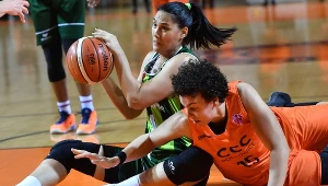 Zawodniczka CCC Polkowice Artemis Spanou (z prawej) i Naile Cirak z Orman Genclik