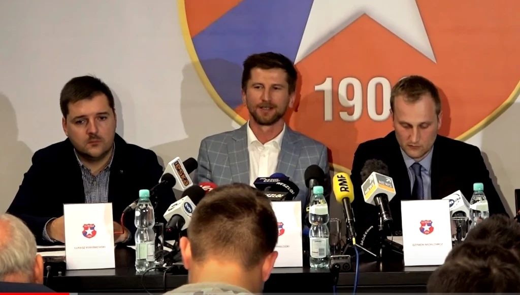 Prezes TS Wisła Rafał Wisłocki (w środku). Szymon Michlowicz (z prawej) i Łukasz Kwaśniewski (z lewej) nie zasiadają już we władzach Towarzystwa. Prezes TS Wisła Rafał Wisłocki (w środku). Szymon Michlowicz (z prawej) i Łukasz Kwaśniewski (z lewej) nie zasiadają już we władzach Towarzystwa.