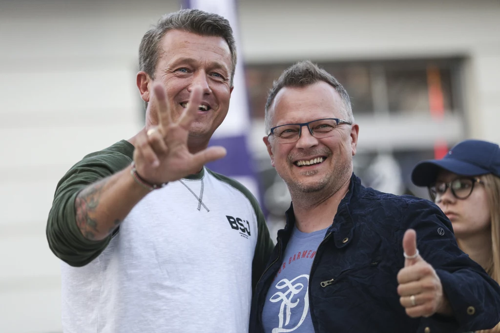 Zdarza mu się też grywać mniejsze rólki w filmach i serialach, ale aktorskiego wyczynu, jaką był udział w filmie ”Młode Wilki” u boku Jarosława Jakimowicza, do dziś nie udało mu się powtórzyć. 
