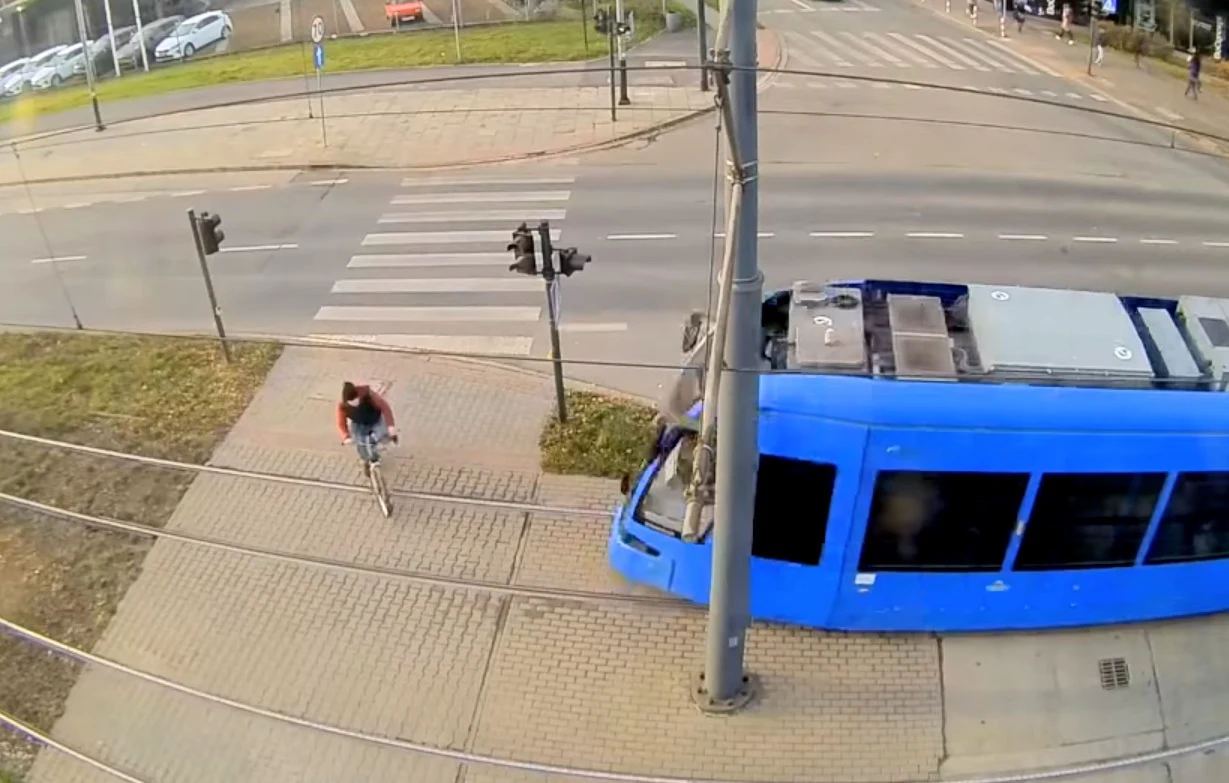 Rowerzysta trafił do szpitala, ale przeżył wypadek Rowerzysta trafił do szpitala, ale przeżył wypadek