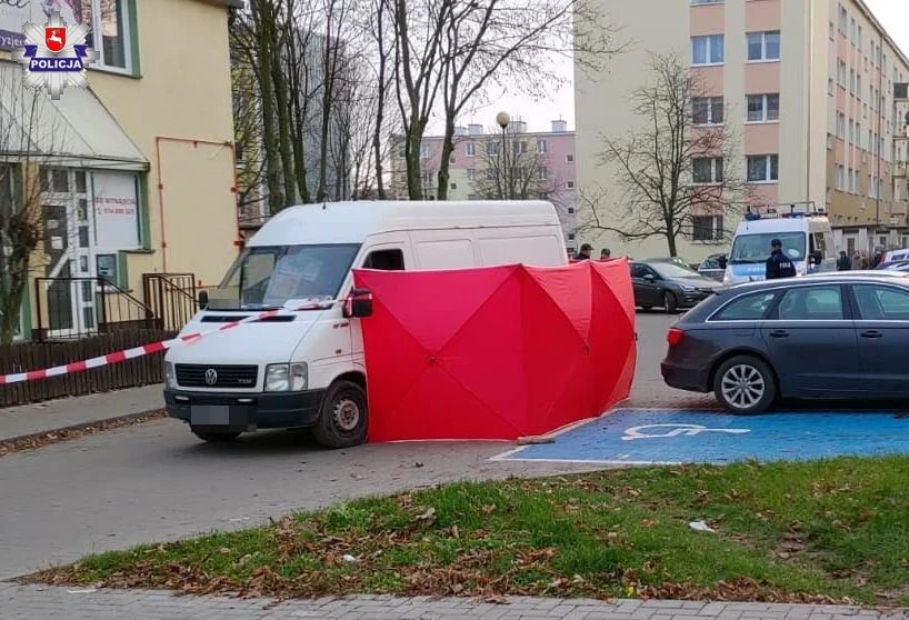 Kobieta dostała się pod koła dostawczaka Kobieta dostała się pod koła dostawczaka
