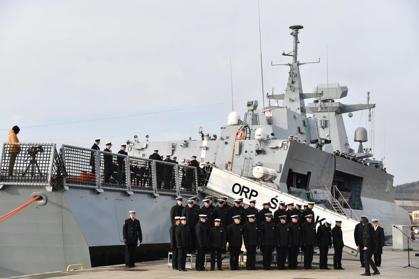 Uroczystość podniesienie bandery i proporca Marynarki Wojennej na ORP "Ślązak"