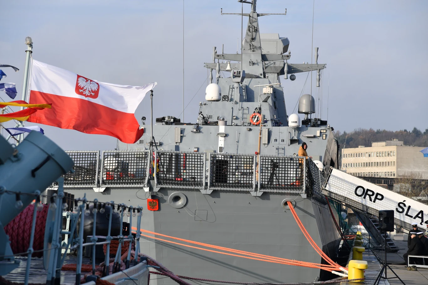 Uroczystość podniesienie bandery i proporca Marynarki Wojennej na ORP "Ślązak"