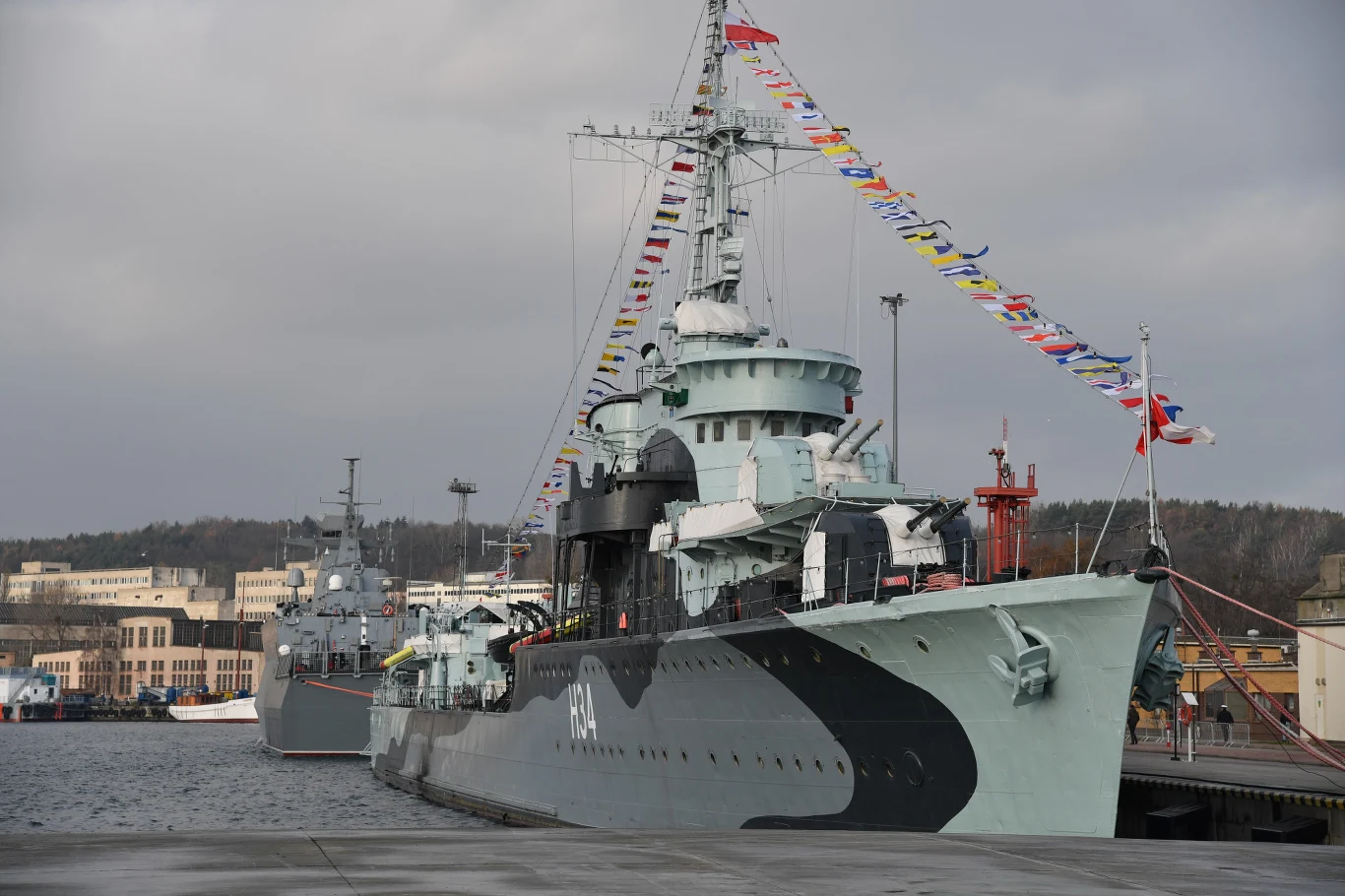 W uroczystości podniesienia bandery i proporca Marynarki Wojennej na ORP "Ślązak" asystował niszczyciel ORP "Błyskawica"