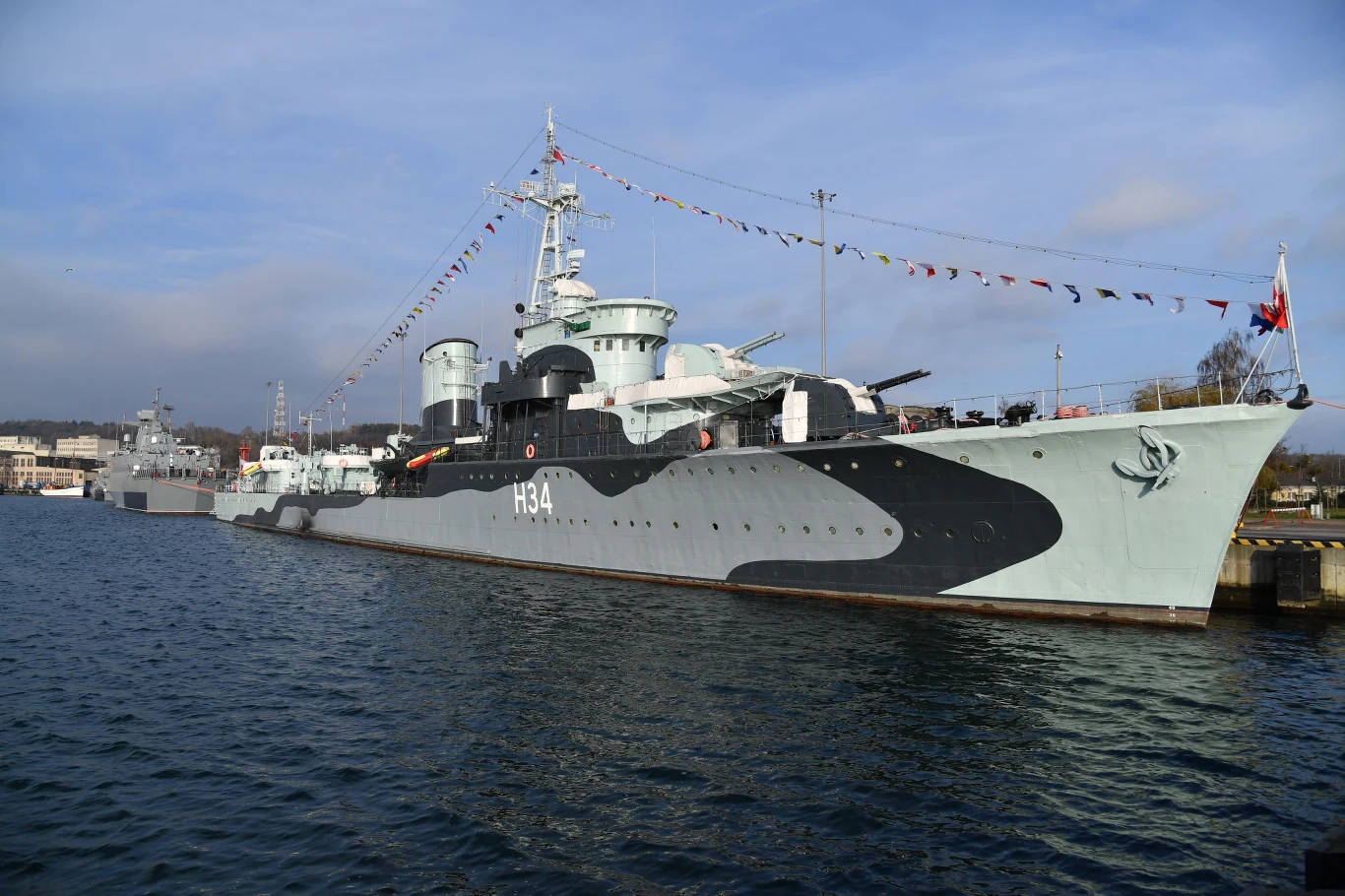 W uroczystości podniesienia bandery i proporca Marynarki Wojennej na ORP "Ślązak" asystował niszczyciel ORP "Błyskawica"