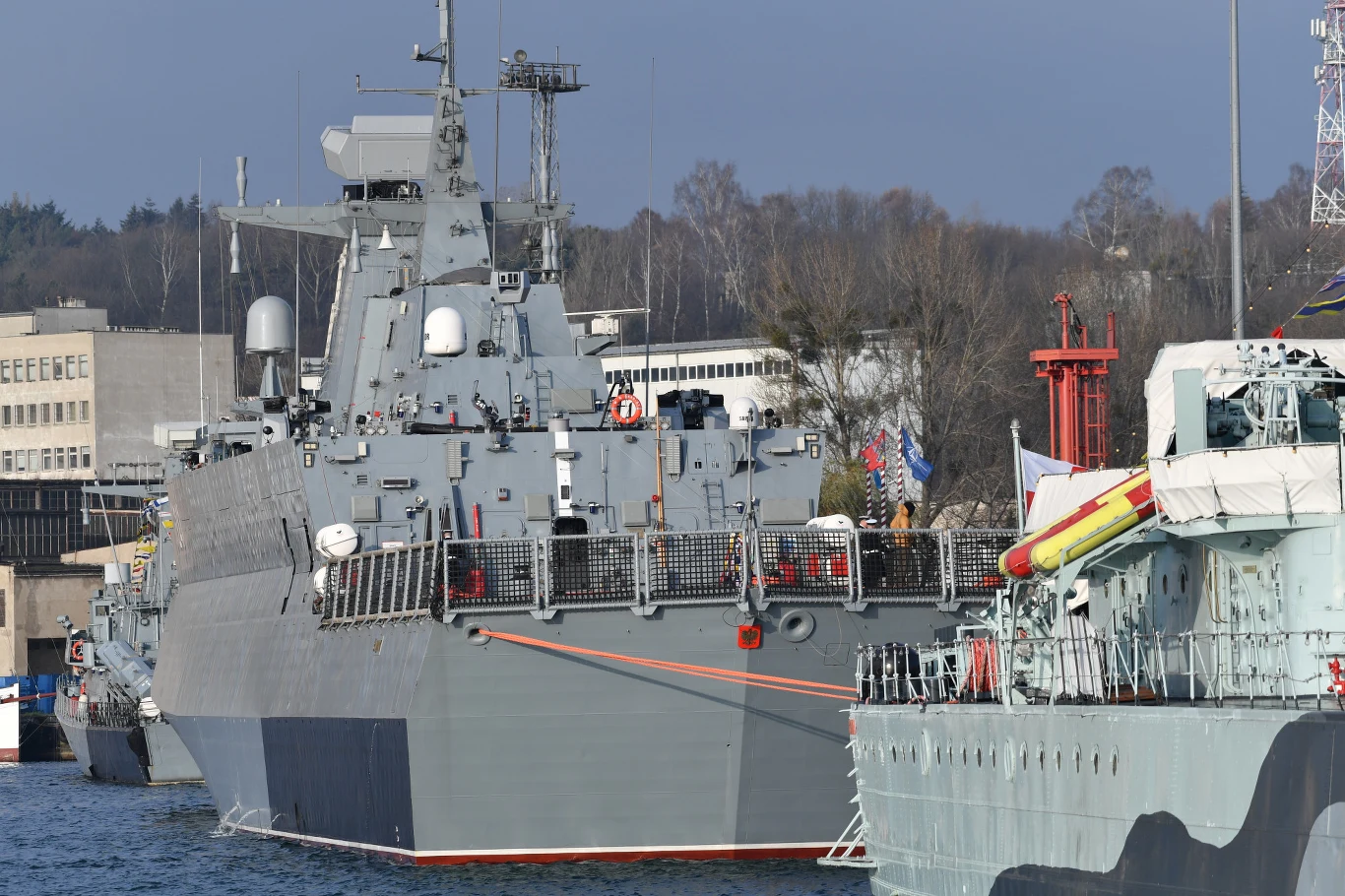 Uroczystość podniesienie bandery i proporca Marynarki Wojennej na ORP "Ślązak"