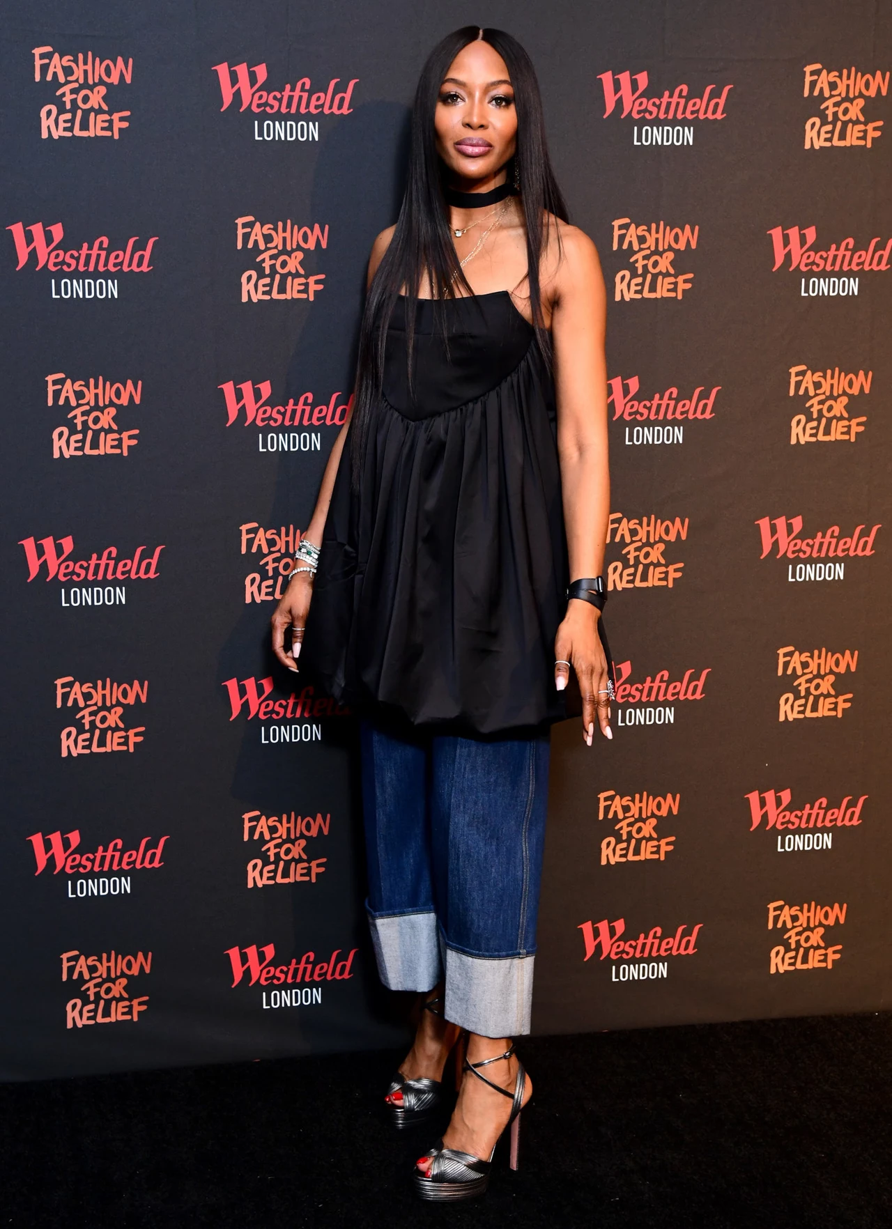 Naomi Campbell nie wyglądała co prawda źle, ale strój który miała na sobie był bardzo luźny. Można było odnieść wrażenie, że ubrania są na nią nieco za duże. Na szczęście eleganckie buty i modna biżuteria dodały całej kompozycji wyrazistości. Naomi Campbell nie wyglądała co prawda źle, ale strój który miała na sobie był bardzo luźny. Można było odnieść wrażenie, że ubrania są na nią nieco za duże. Na szczęście eleganckie buty i modna biżuteria dodały całej kompozycji wyrazistości.
