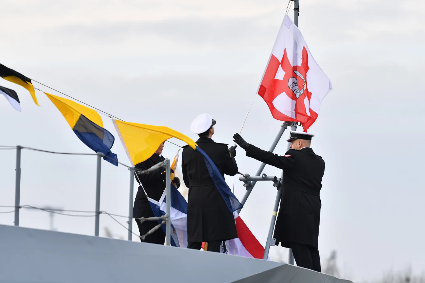 Podniesienie proporca Marynarki Wojennej na dziobowym flagsztoku "Ślązaka"